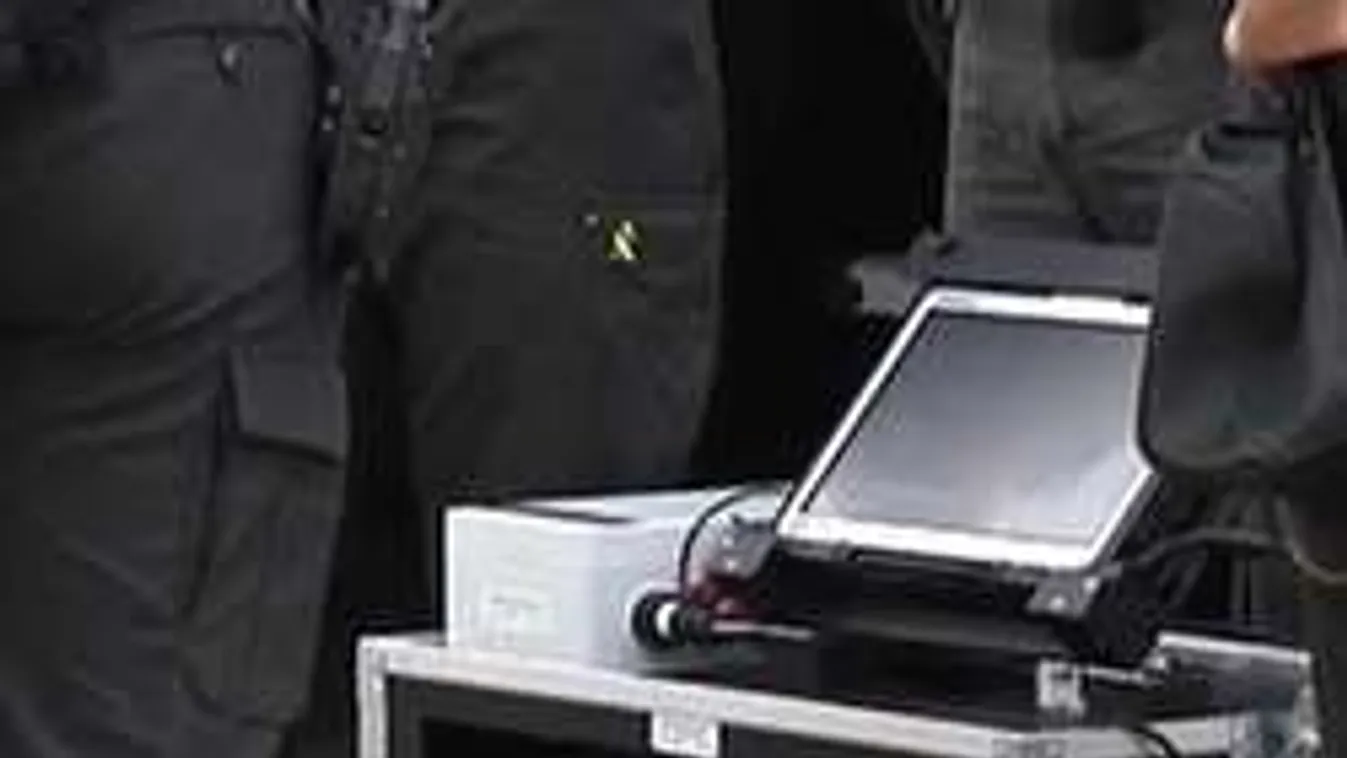 A migránscsempészek elképesztő rejtekhelyei! Ember az autóülésben!