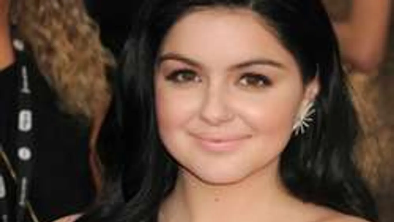 Büszkén mutogatja sebhelyes melleit a szexi tinisztár - Fotó