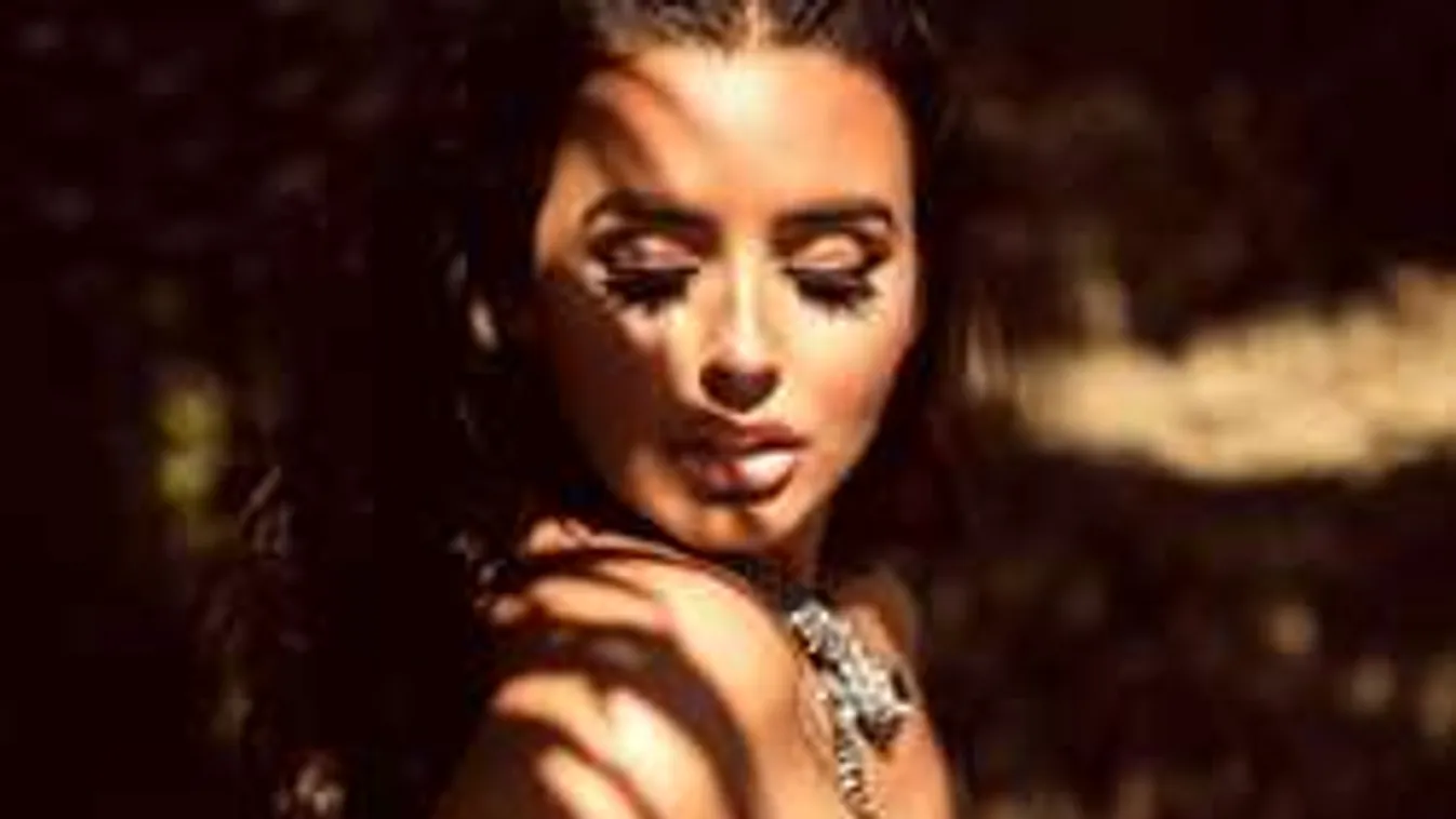 Már megint elfelejtette a melltartót a szexi színésznő