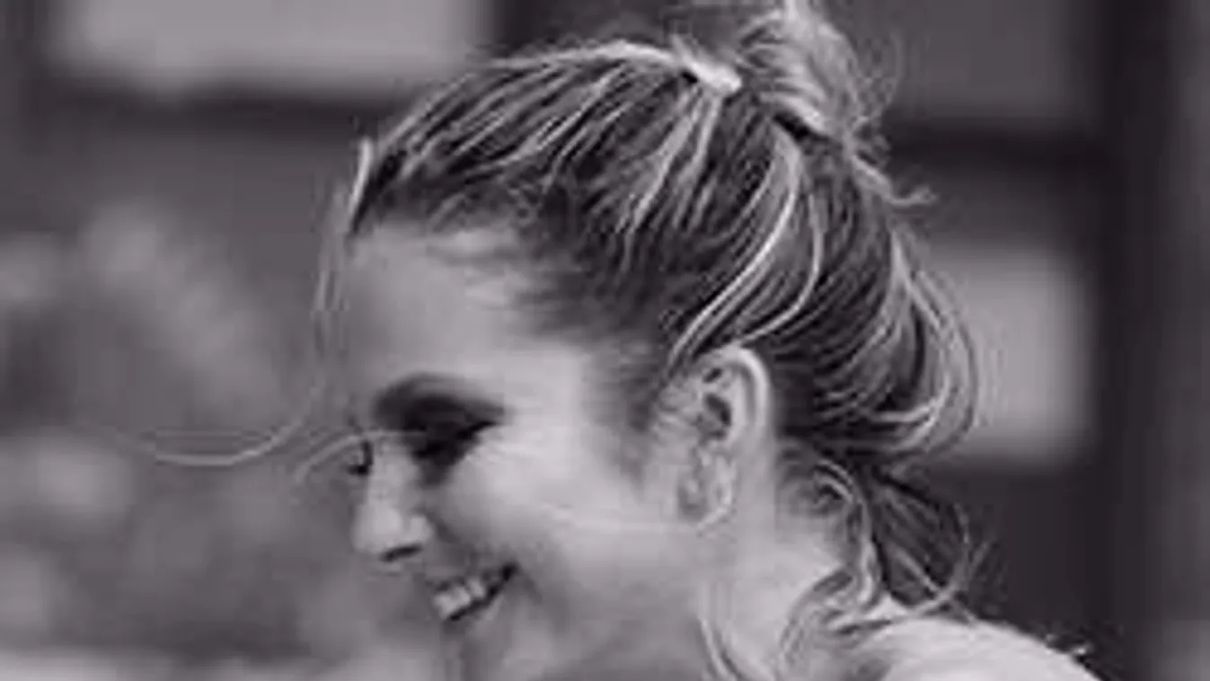 Ezért a meztelen fotóért büntették meg a dögös magyar sztárt