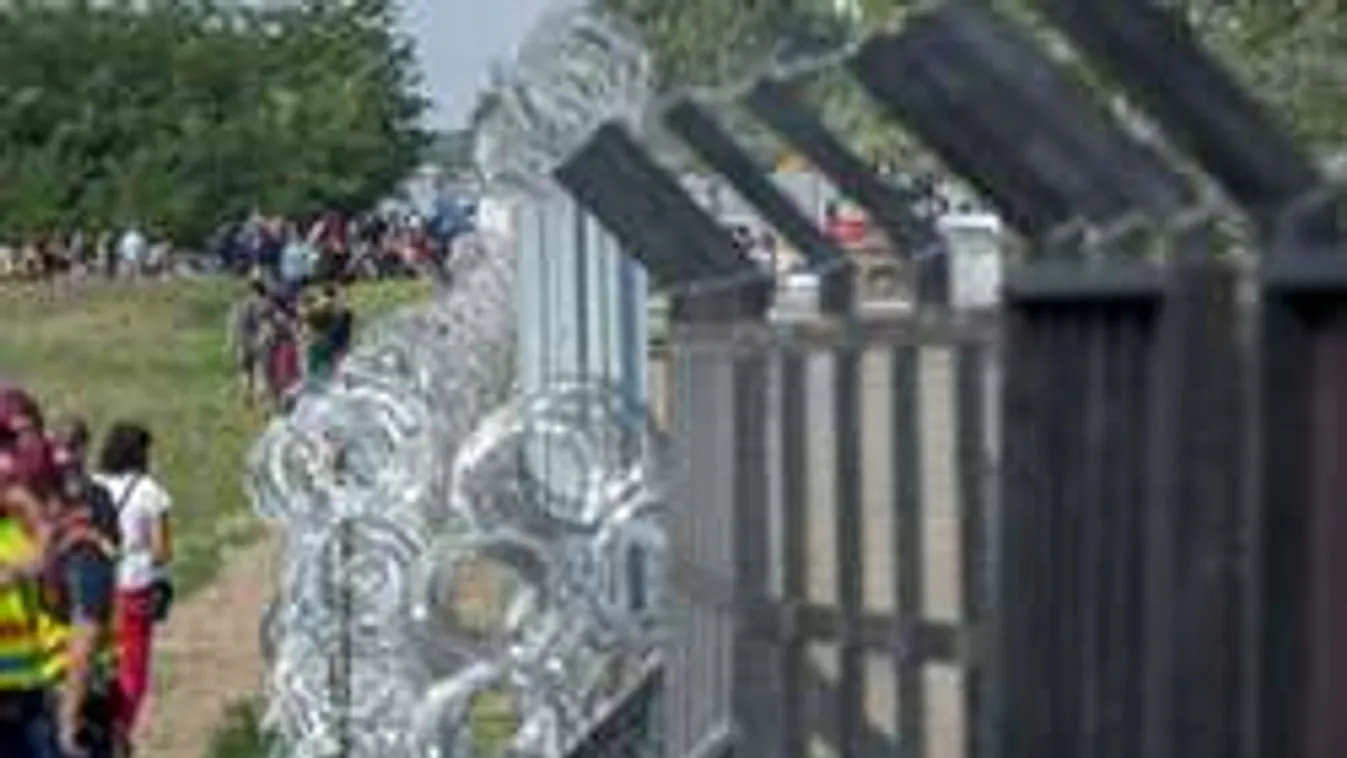 Migránsok ledöntötték a röszkei határzárat!