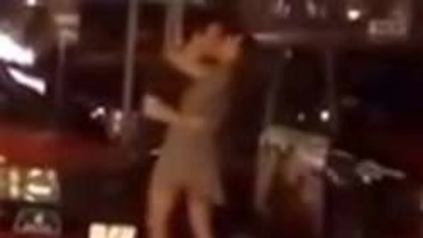 Turisták szeme láttára élvezkedett az utcán egy felajzott pár! - videó
