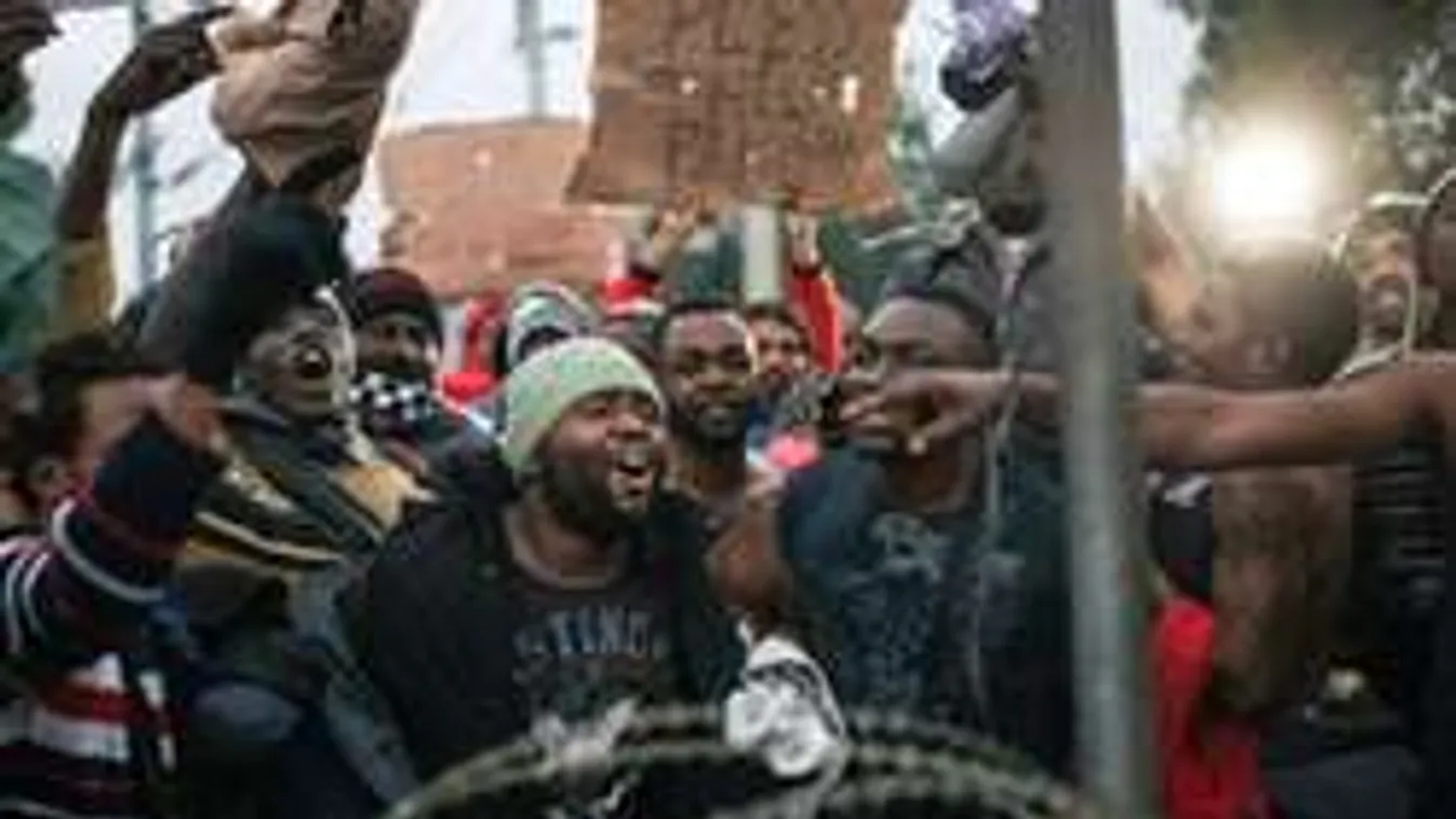 Faltörő kossal törték át a migránsok a macedón határt!