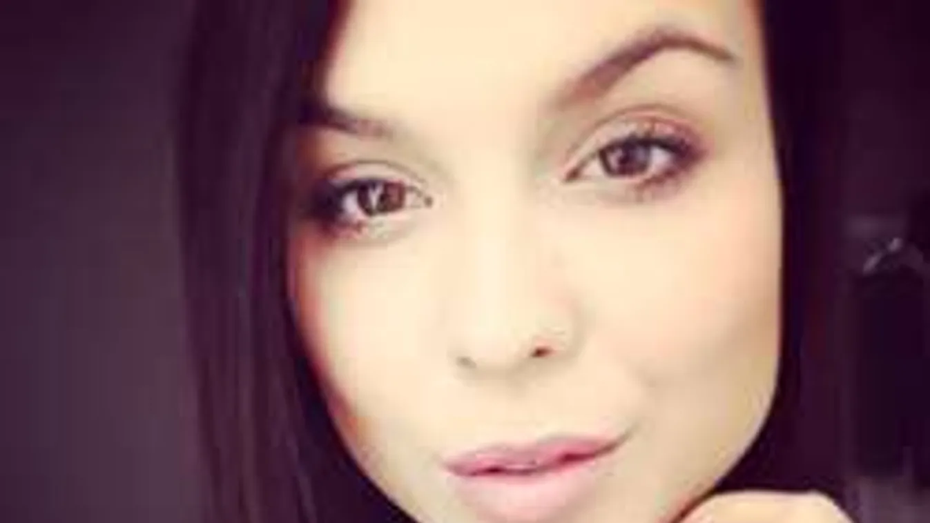 Egy szál törülközőben fotózták a szexi tévést - Fotó