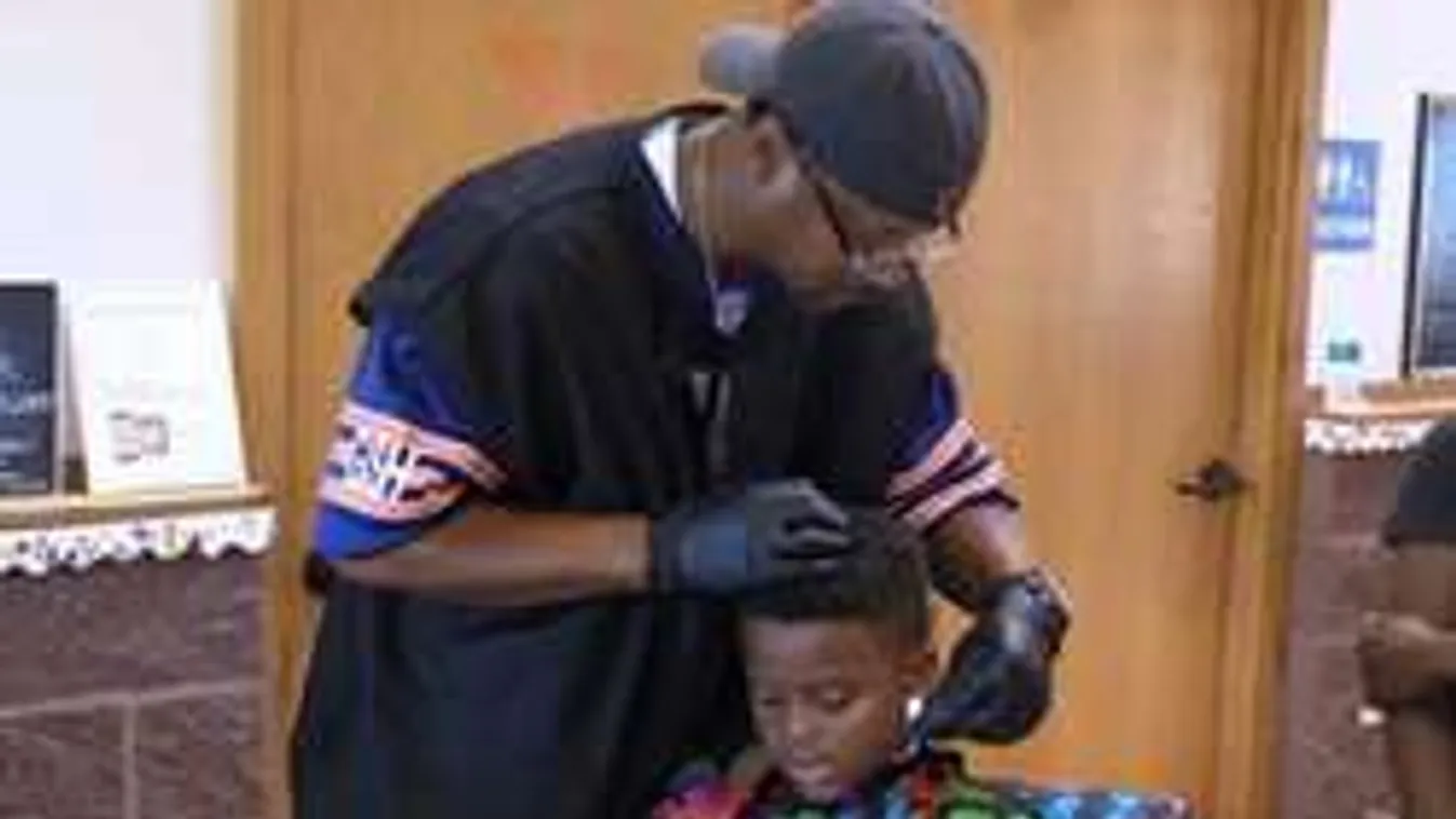 Ingyen vág hajat a fodrász gyerekeknek, de csak egy feltétellel