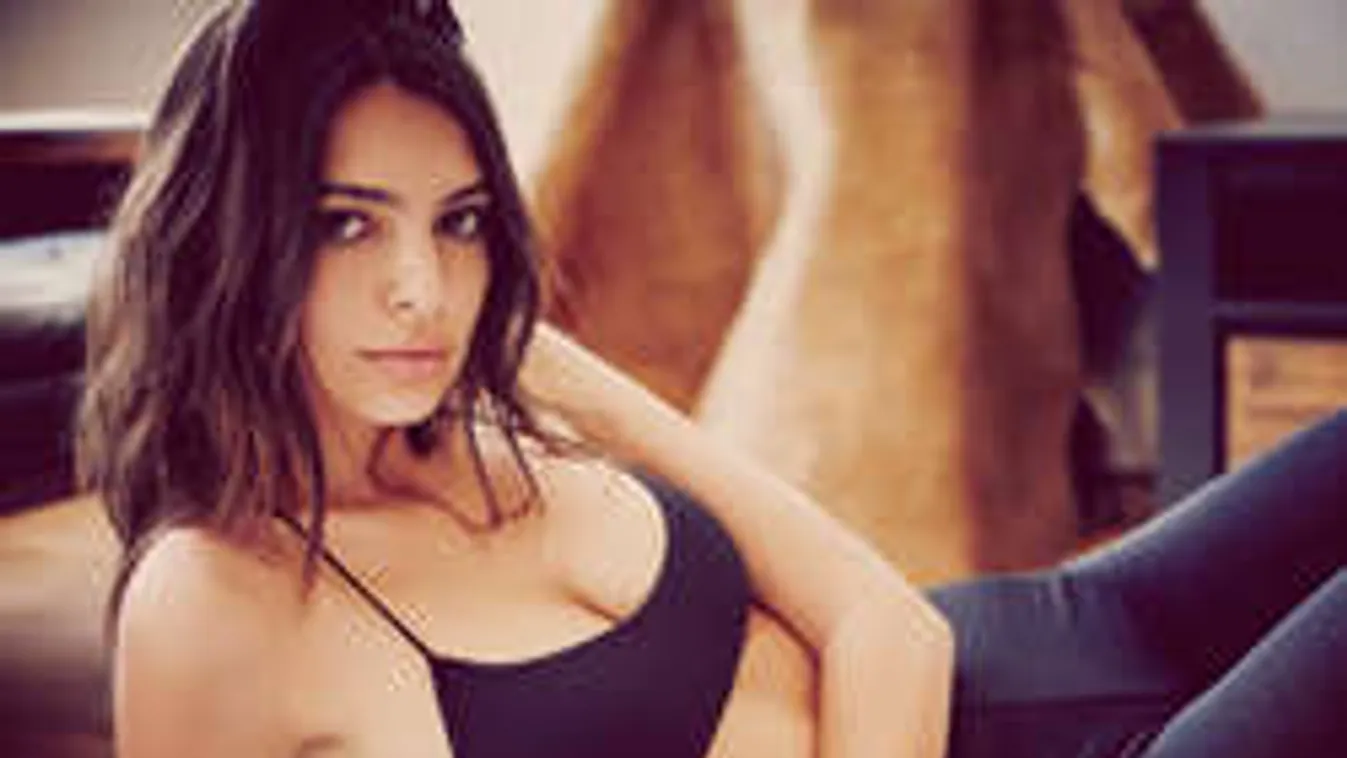 Hibátlan mellű szépség harcol pucéran a jó ügyért - fotó