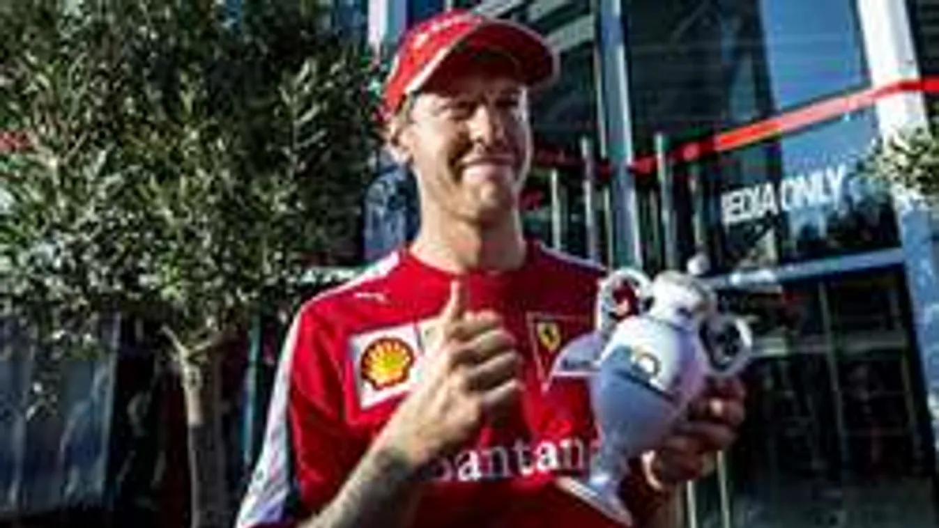 Rács mögé ültették mérnökei a Forma-1 sztárját - fotó