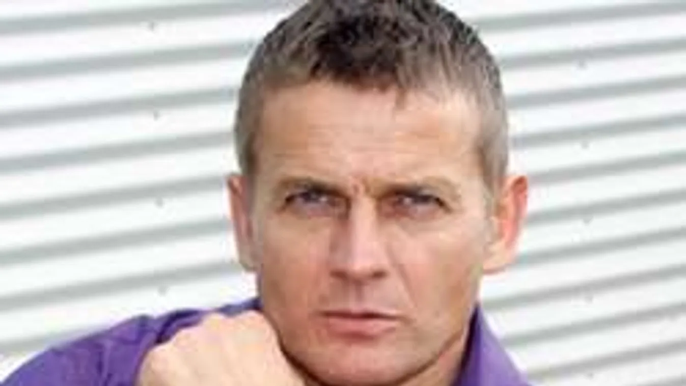 Egy zavart, őrült rajongóval gazdagodott Rékasi Károly