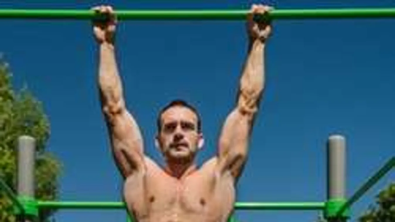 Díjnyertes lett Ákos feszes kockahasa - fotók