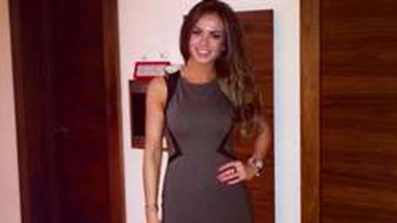 Mesés szexi szépség áll a bűnös focista mögött - fotó