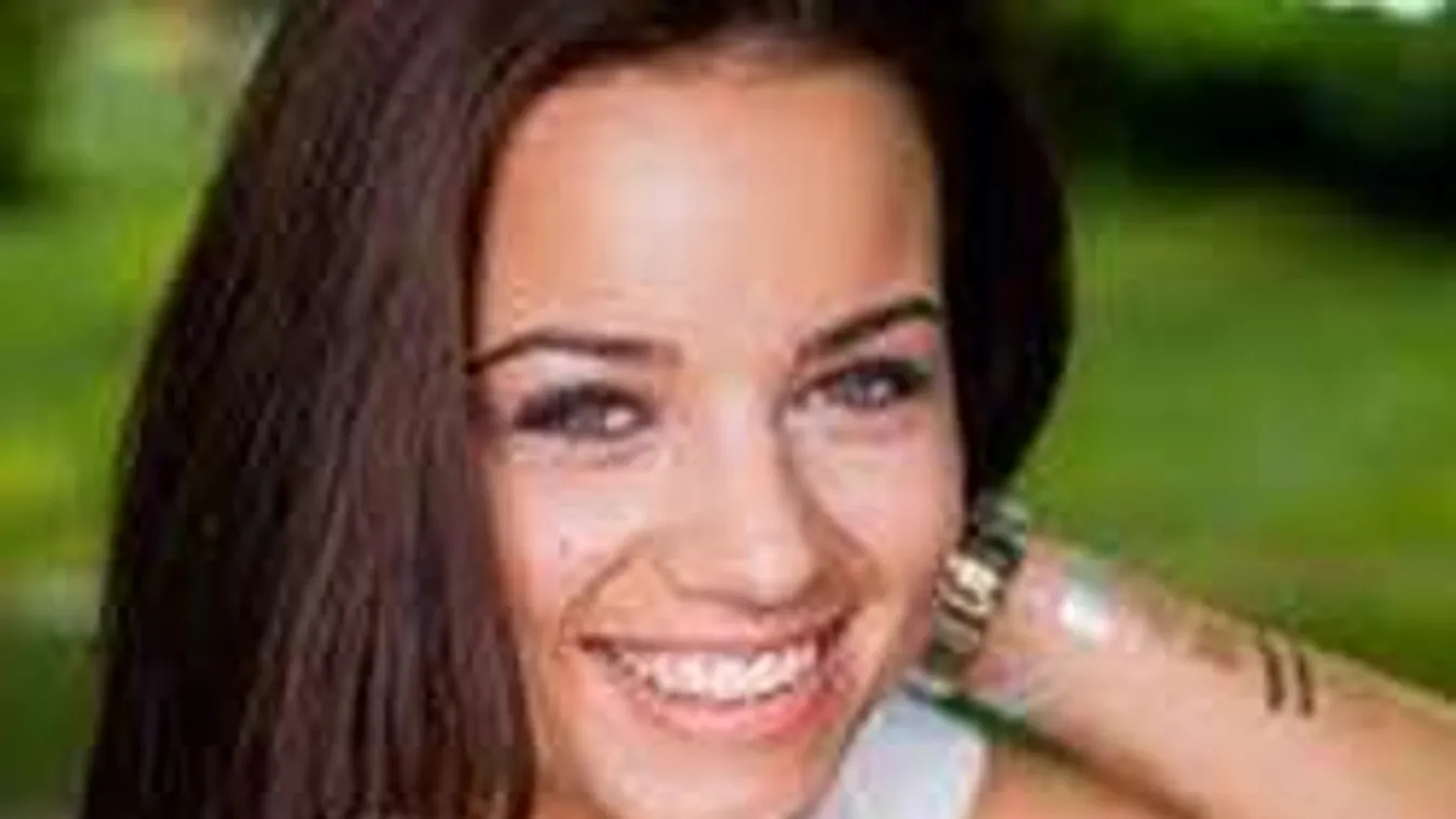 Nyilvánosan fogdosták Magyarország szépe lábfejét