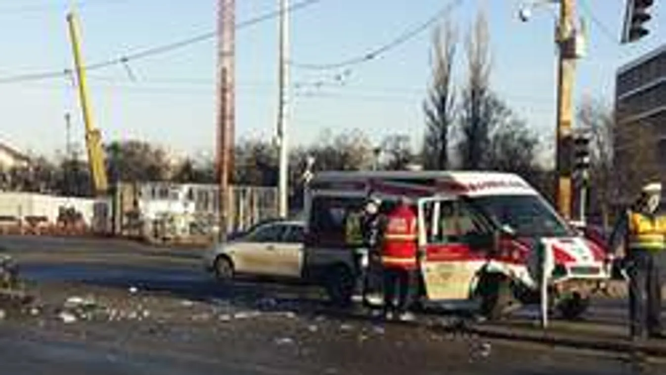 Öt sérült, egy ember életveszélyben: Fotó az összetört betegszállítóról!