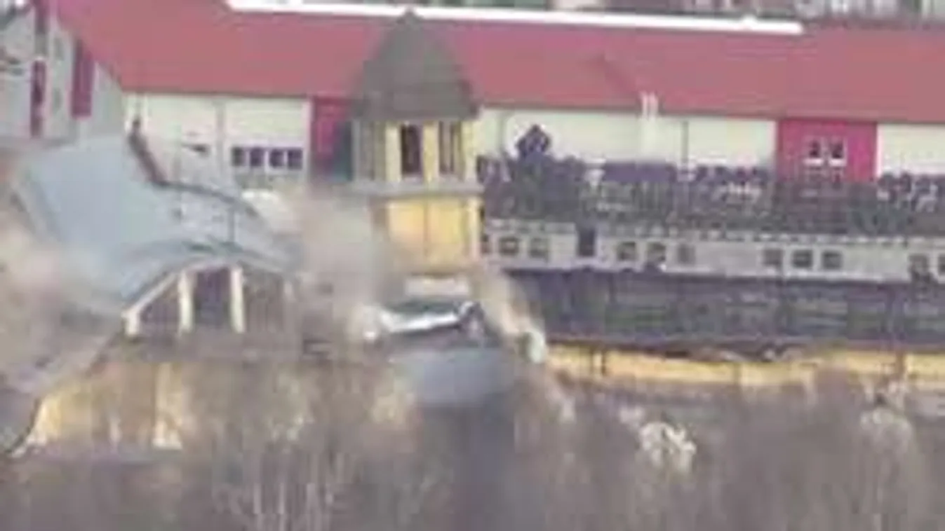 Pillanatok alatt omlott össze a pécsi szénmosó! - videó