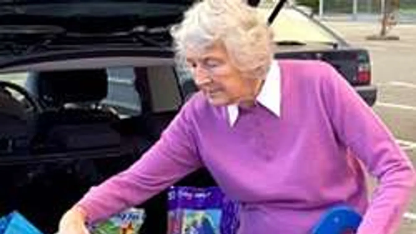 Így rabolták ki fél perc alatt az idős nőt a boltban!