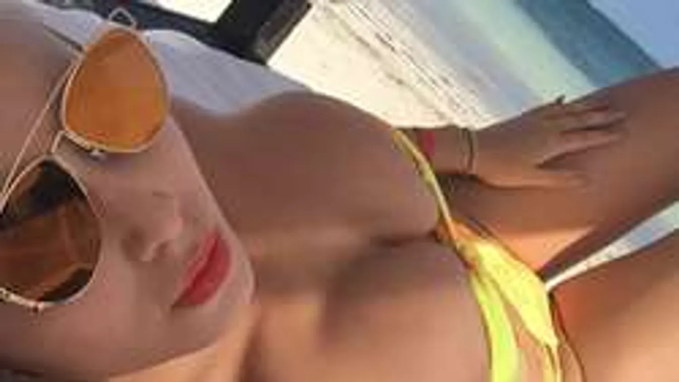 Dús kebleivel sokkol a brutál testű modell - fotó