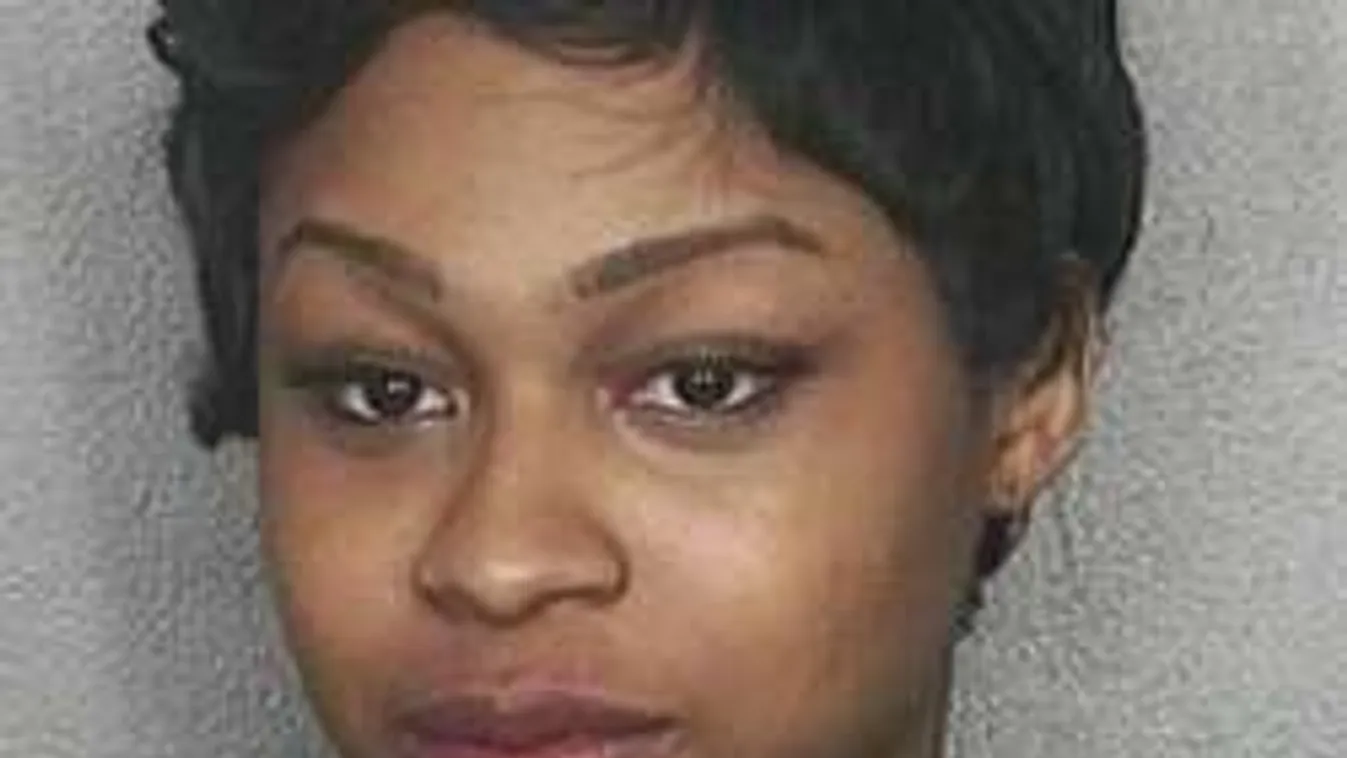 Kirúgta a rendőrautó ablakát az őrjöngő meztelen nő