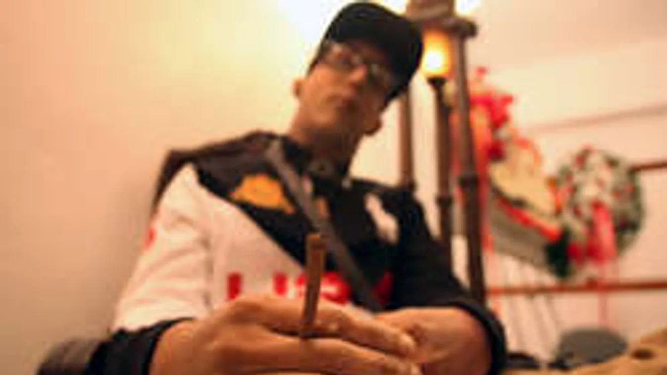 Nyitott szemmel, cigivel a kézben ült a temetésén, a meggyilkolt férfi