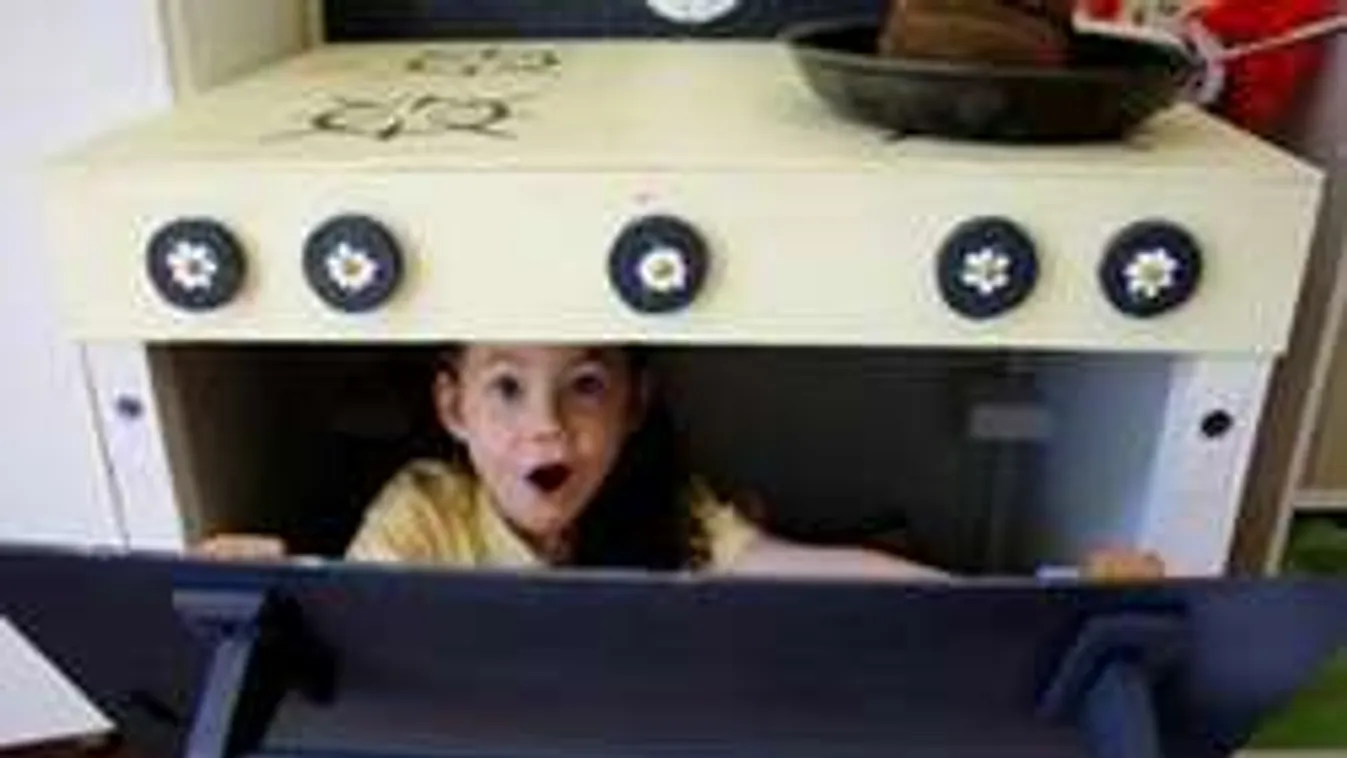 Rosszabb a boszorkánynál: Sütőbe dugta gyermekét nevelési célzattal