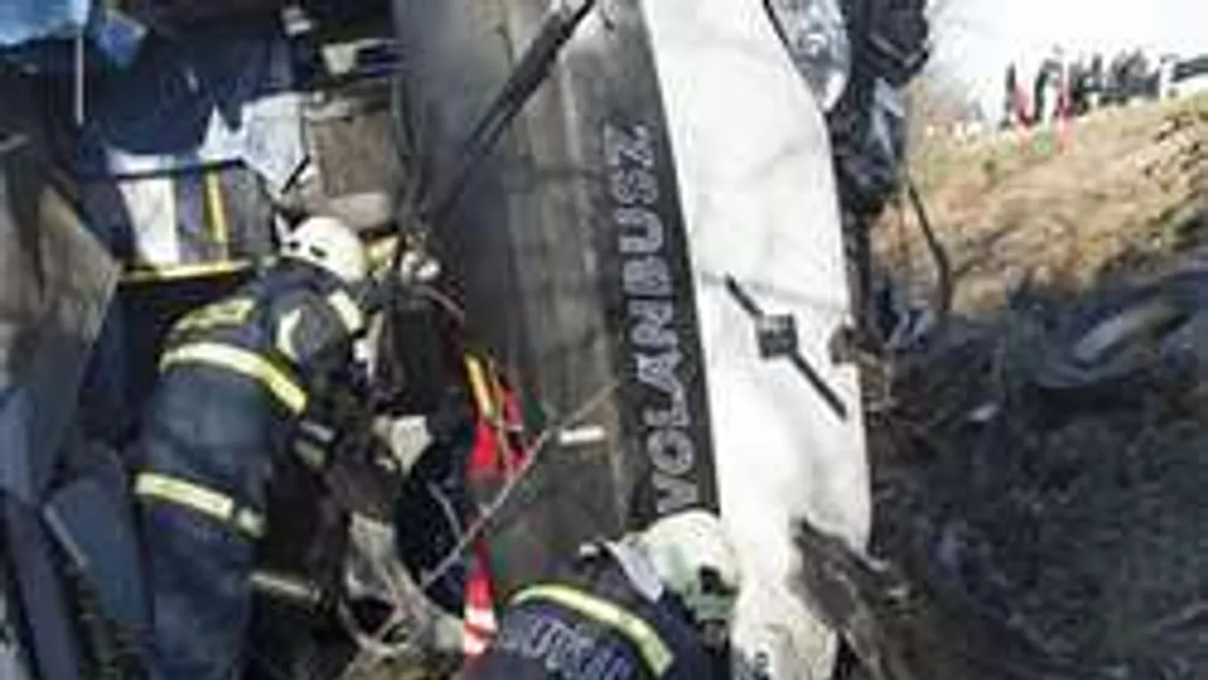 Durva fotók az M3-ason árokba borult buszról!