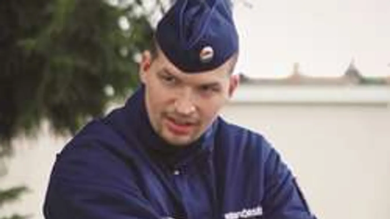 15 centis késsel szúrta meg a rendőrt a zavarodott férfi