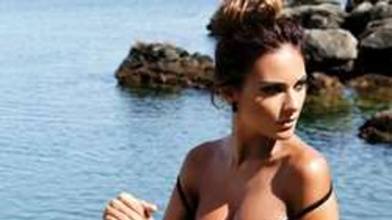 Vérforraló fotók a pucérkodó, álomtestű focistafeleségről!