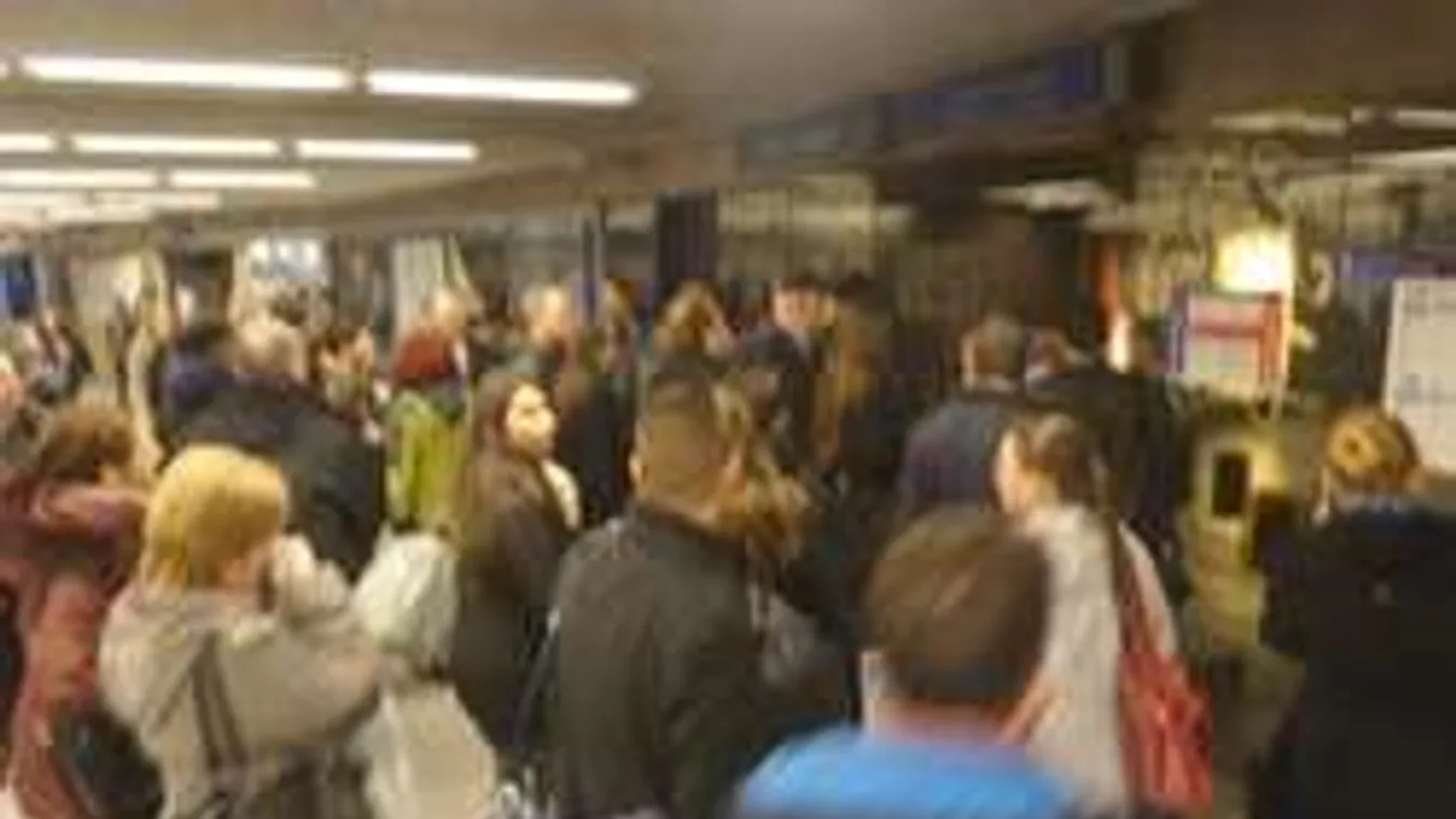Tömegjelenetek a Corvinnál, kiürítették a metrót!