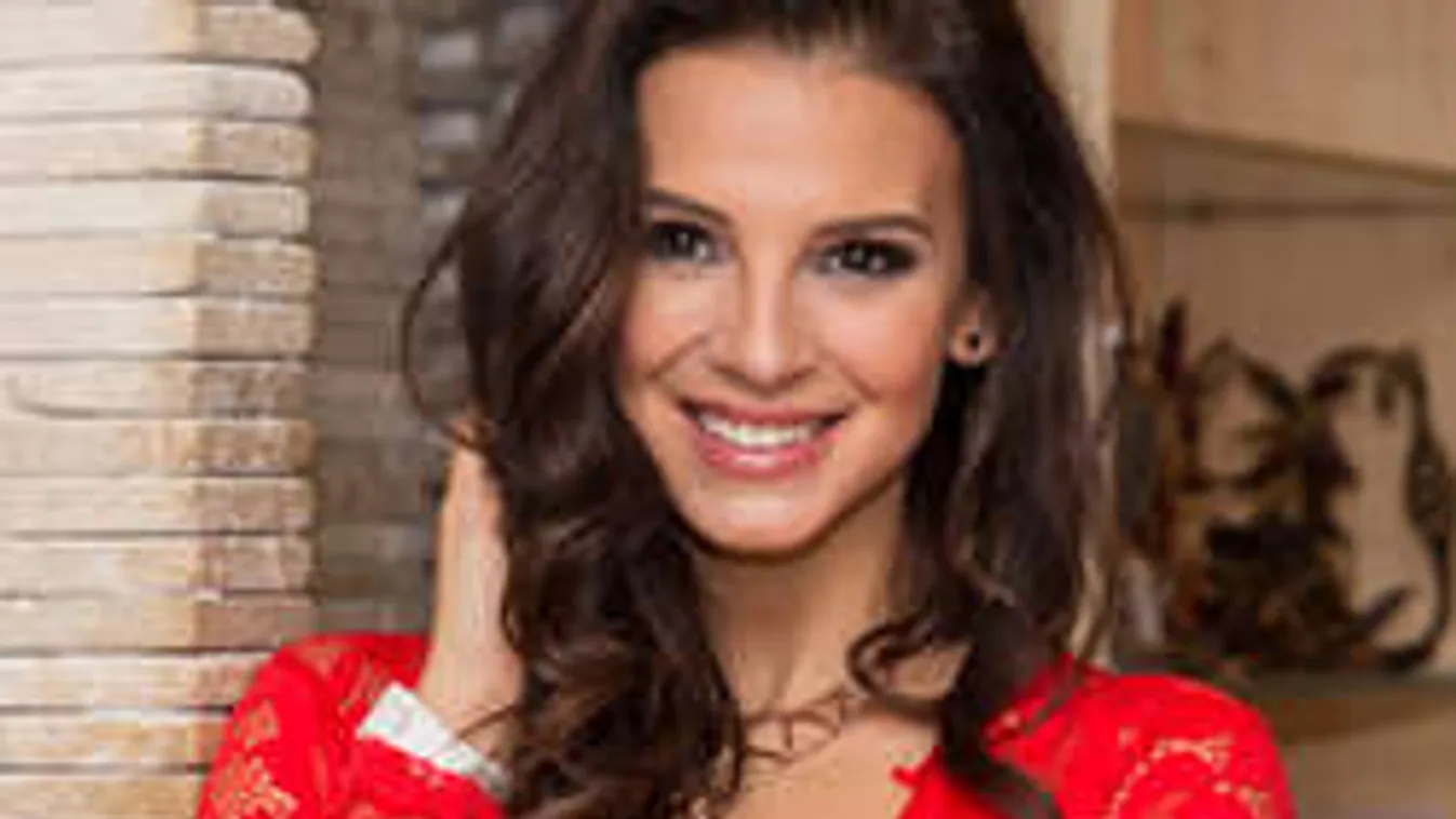 Sarka Kata eszméletlen pajkosan labdázik tökéletes bikinijében-videó