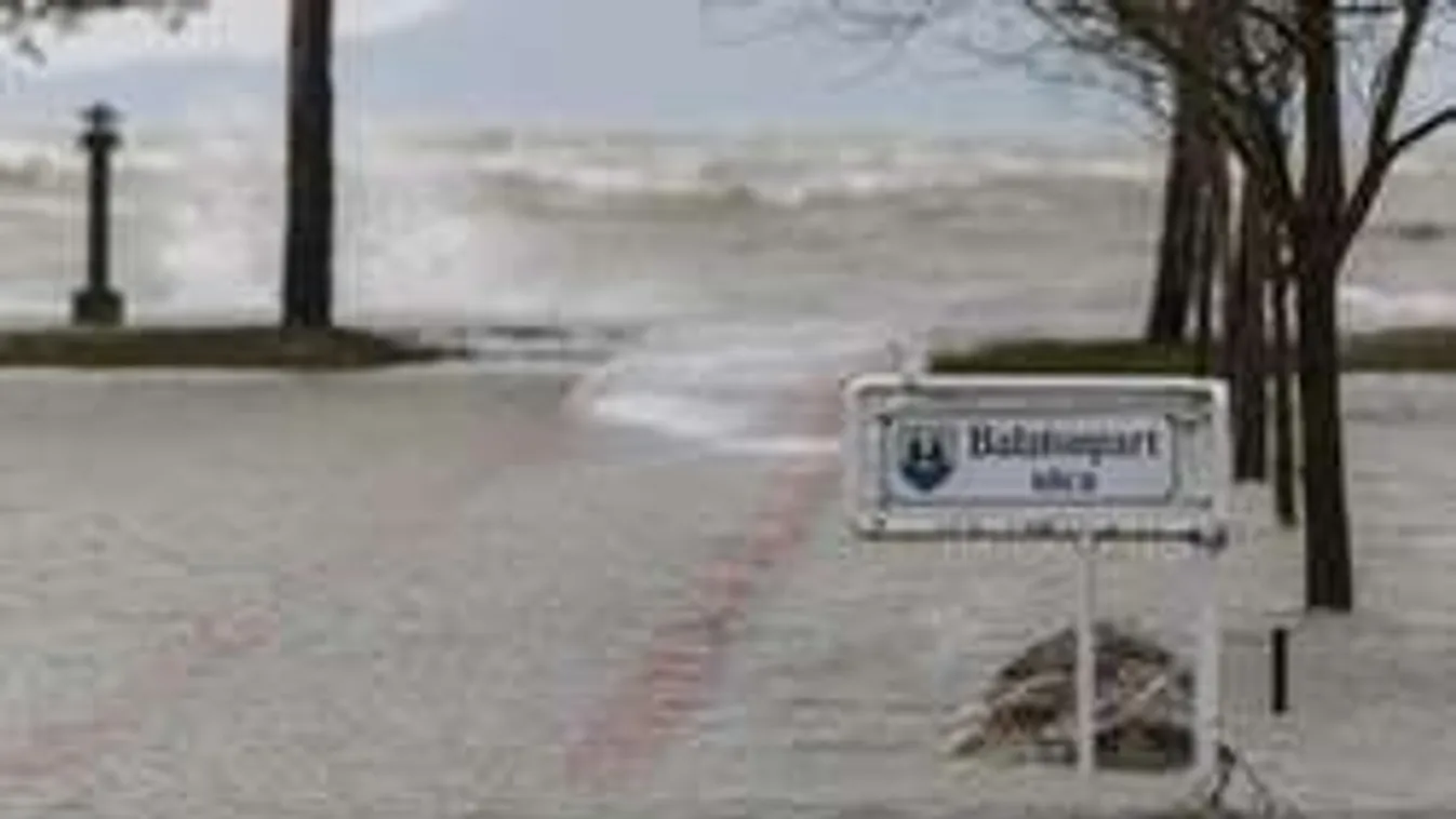 A háborgó Balaton már elöntötte az utcákat! - Exkluzív fotók