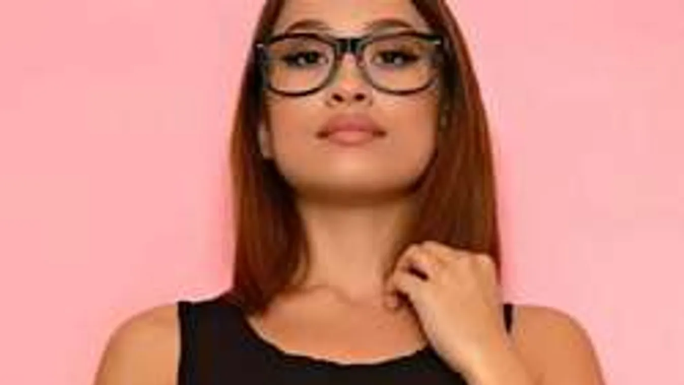 A labdát sem látja melleitől a darázsderekú szexbomba