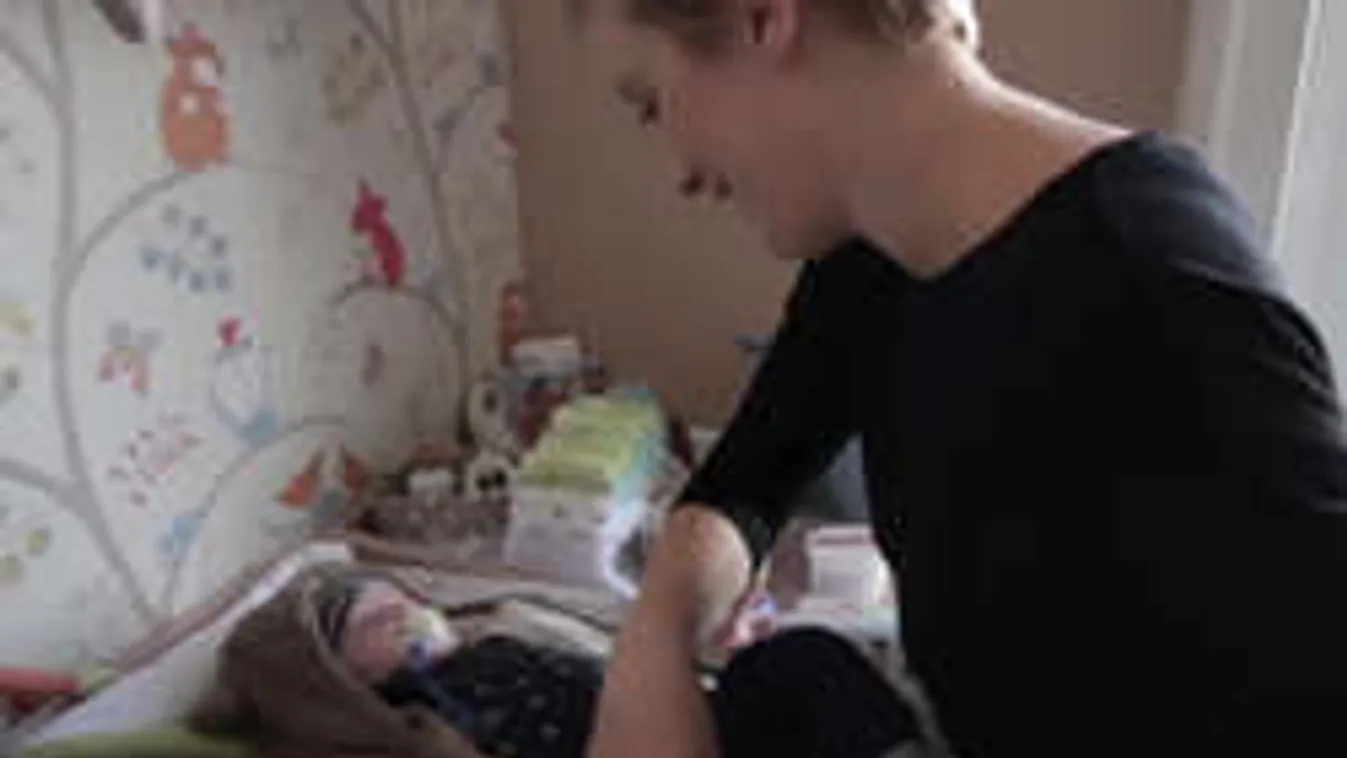 Tatár Csilla végre megmutatta kisfiát! Videó