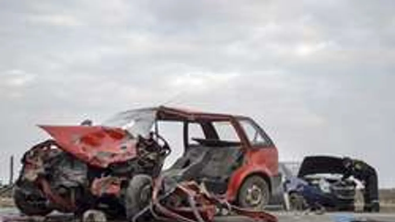 Horrorbaleset: semmi sem maradt az autóból - Fotók!