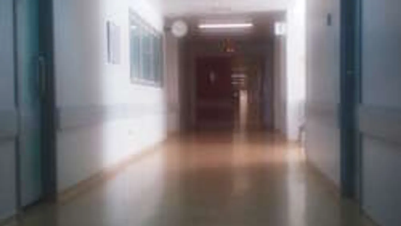 Botrány a szegedi klinikán: A folyosón éjszakázott a beteg bácsi