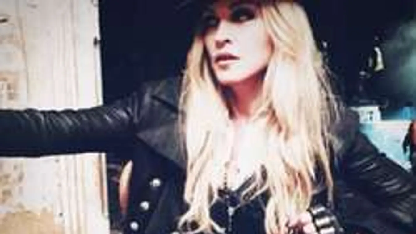 25 éves modellpasival vigasztalódik az összetört Madonna - Fotó