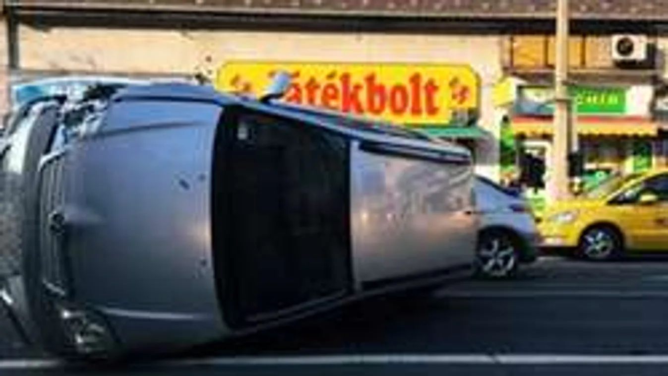 Felborult egy gépkocsi Újpesten: durva fotók