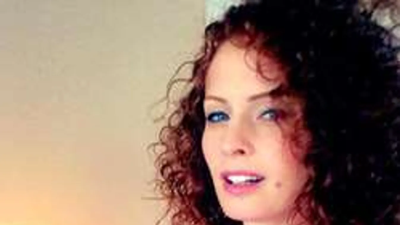 Rózsaszín csipkében villantott szexi dekoltázst Dobó Kata - Fotó