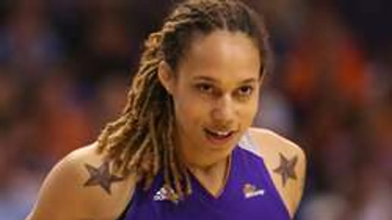 Büszke a melleire a vagány kosaras csaj - fotók