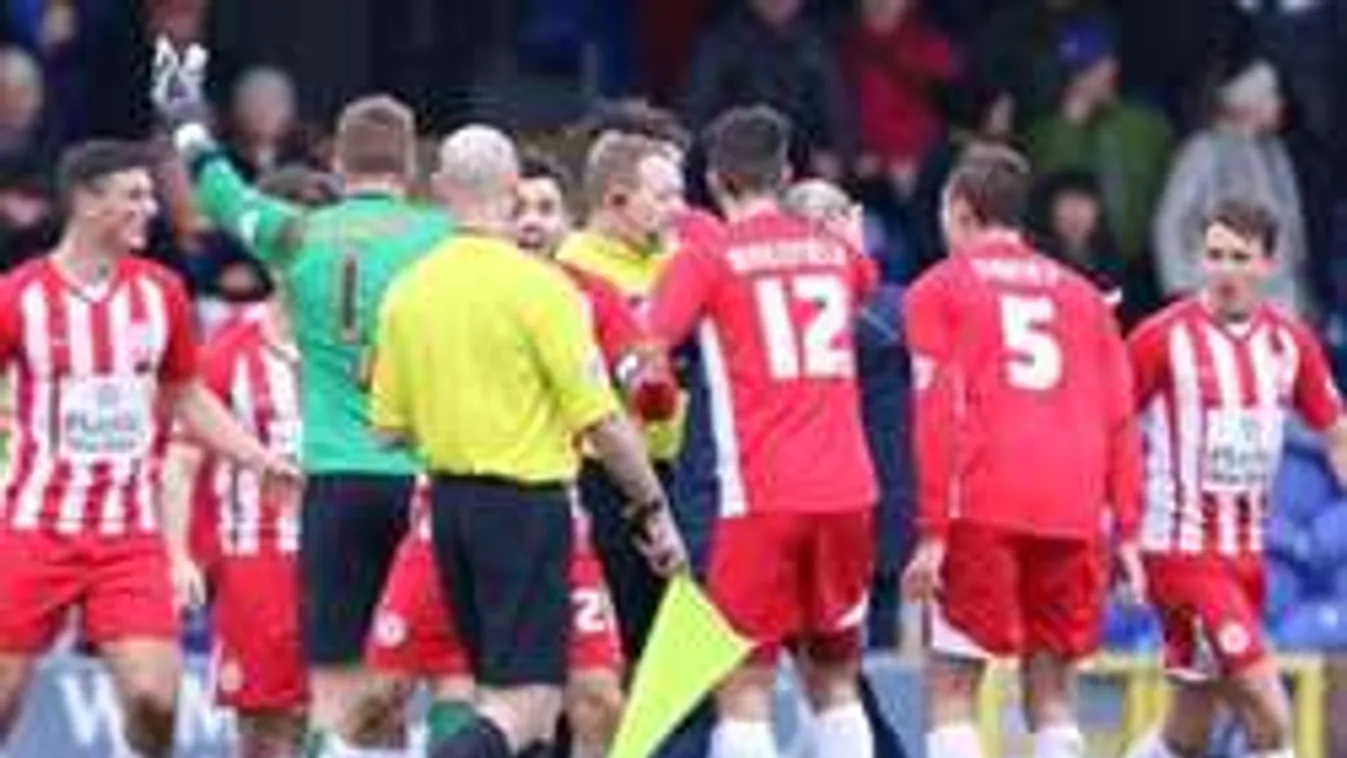 Elképesztő csalás, itt a világ legszemetebb focibírója