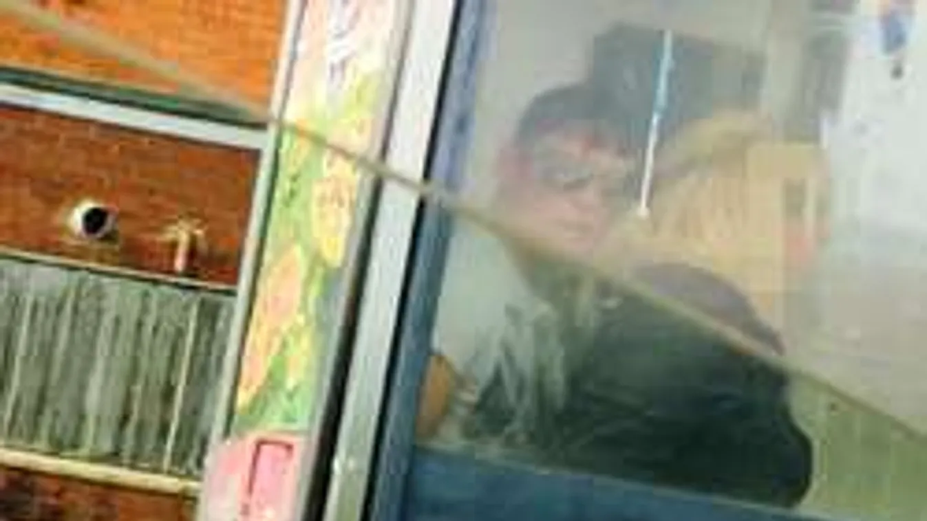 Szexeltek a telefonfülkében, lebuktak a Facebookon!