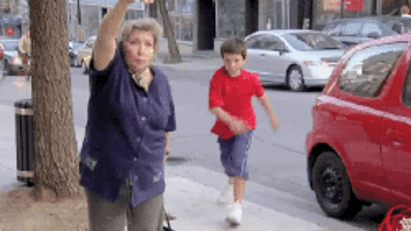 Íme, az utcai tolvajok legújabb trükkje: Így lopják a telefont!