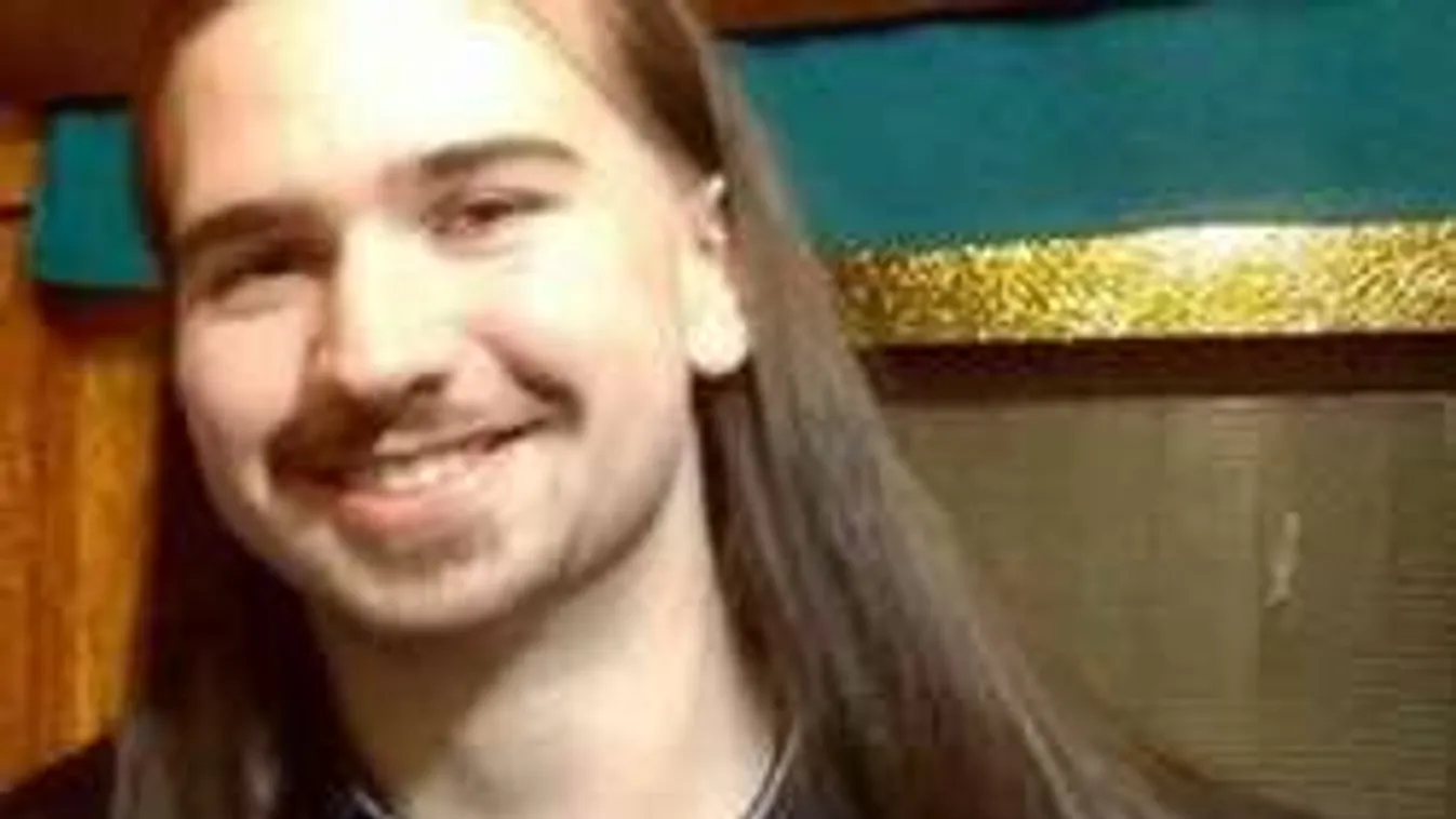 Beteg kislánynak adja derékig érő haját a hős egri fiú