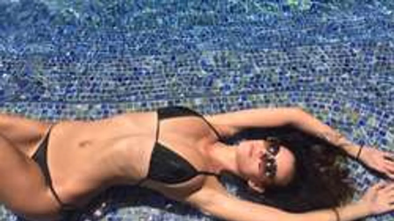 Önálló életre kelnek a vízben a pucér álomnő mellei - fotó