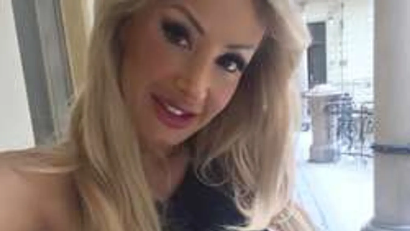 Játékos feladvánnyal takarta ki óriási melleit Kelemen Anna - Fotó