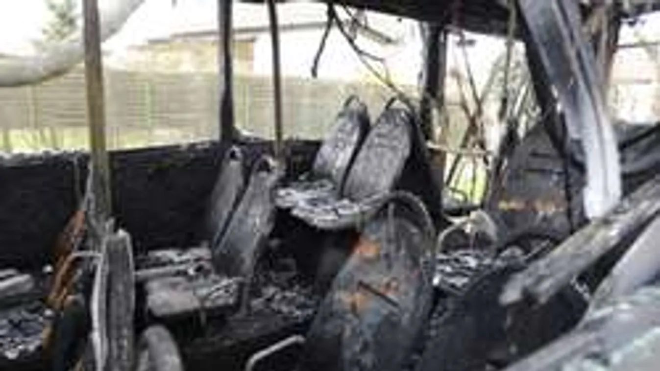 Durva fotók a teljesen kiégett rákoscsabai buszról!