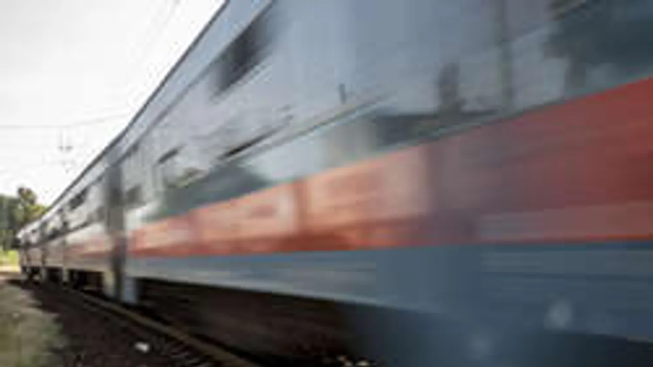 Brutális baleset: Maga alá gyűrte az autót a személyvonat Pilisnél