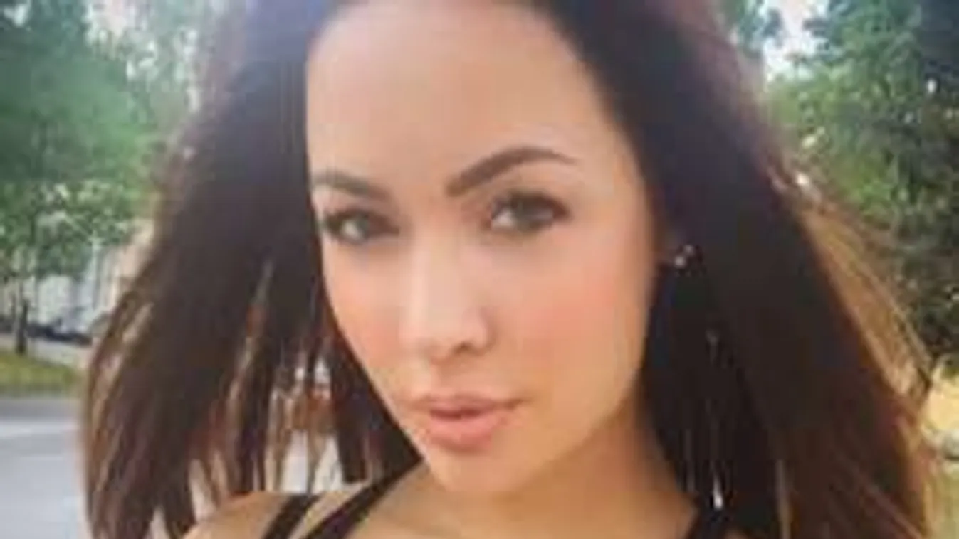 Tűzpiros fűzőben mutatta meg hatalmas melleit a playmate - Fotó