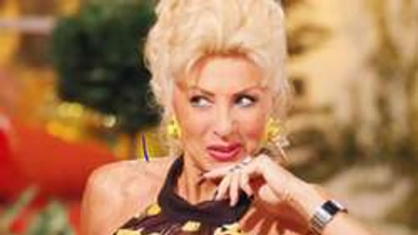 Falatnyi bikiniben szerelmeskedett a napfénnyel Medveczky Ilona - Fotó