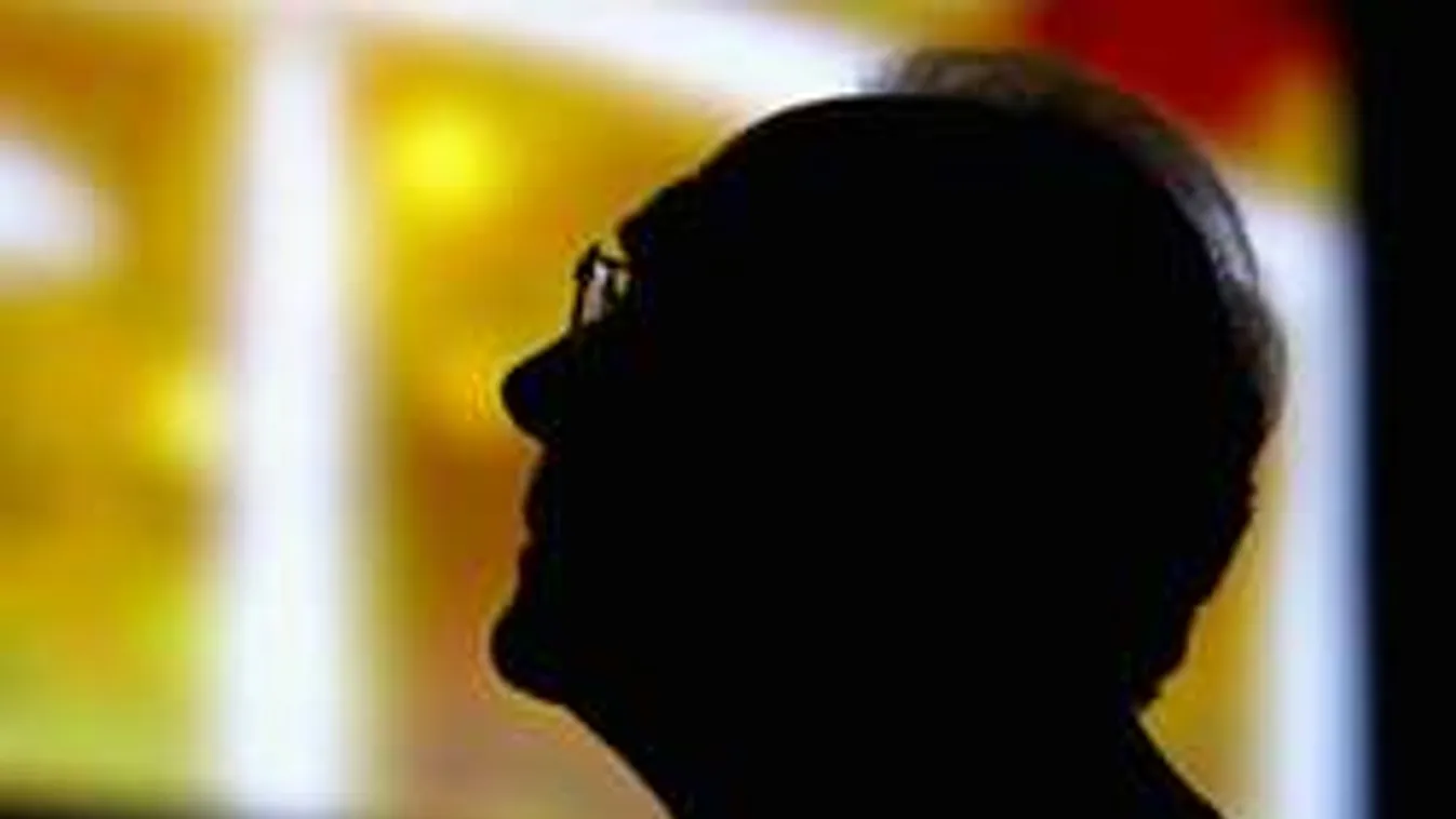 Lassan összecsapnak a hullámok a focilegenda feje fölött