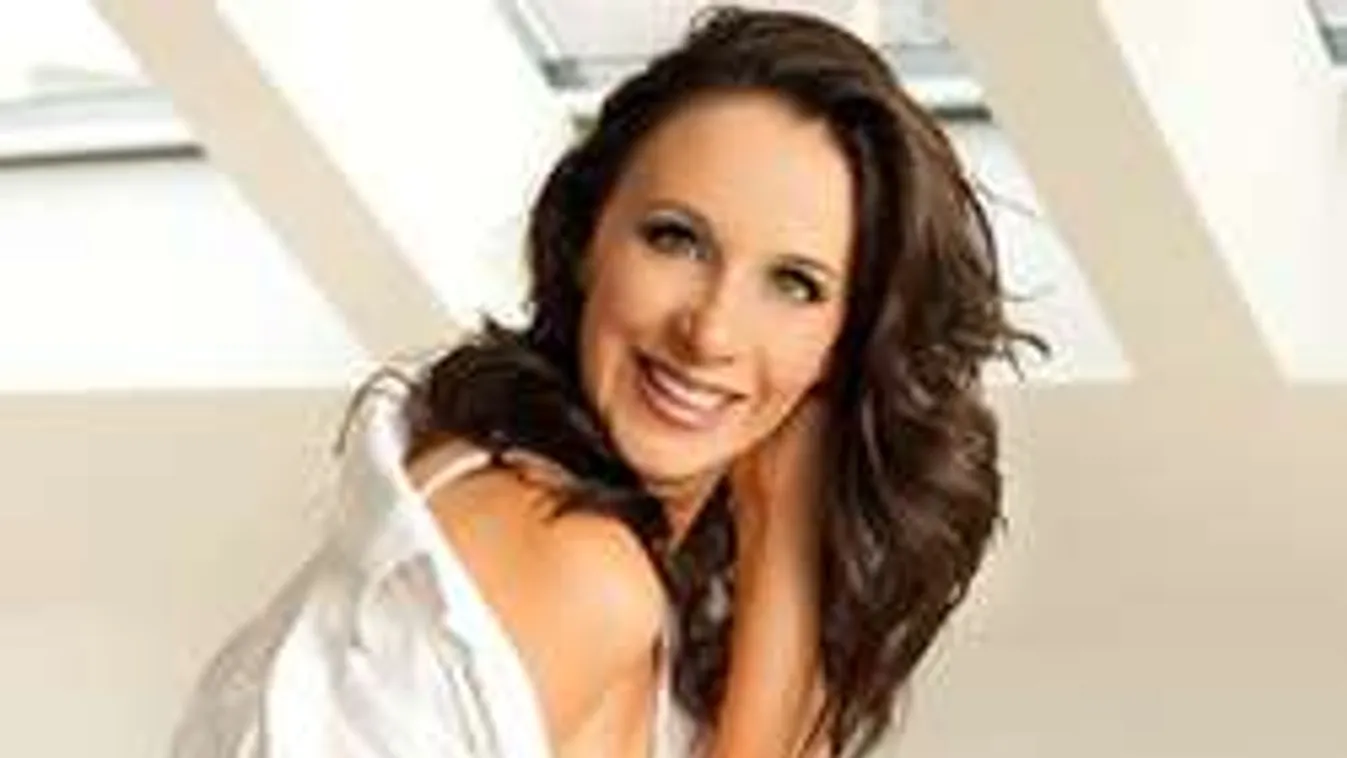 Hosszú combját és melleit is megmutatta a magyar műsorvezető - Fotó