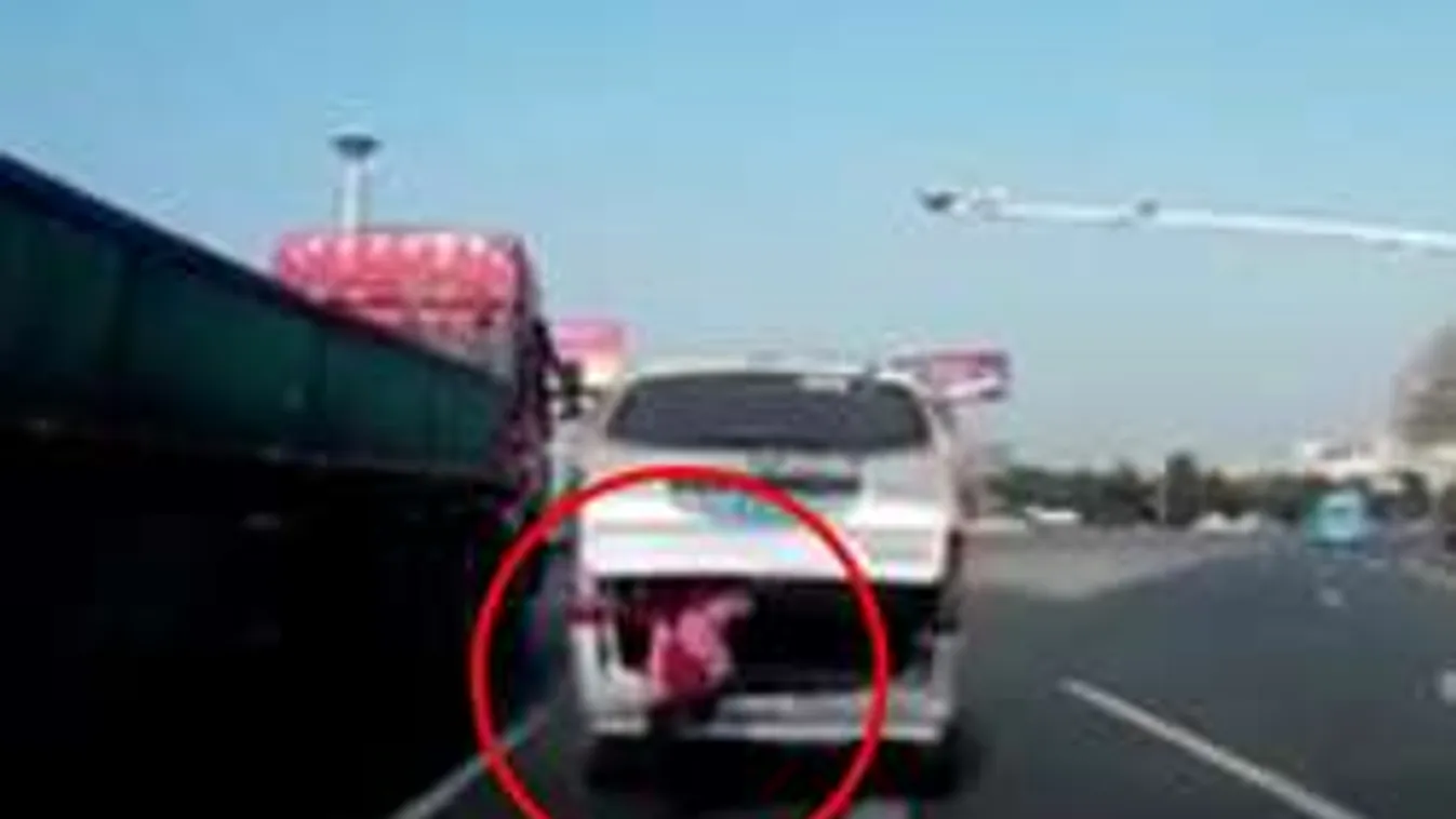 Hihetetlen: menet közben esett ki a gyerek a nagyapja autójából