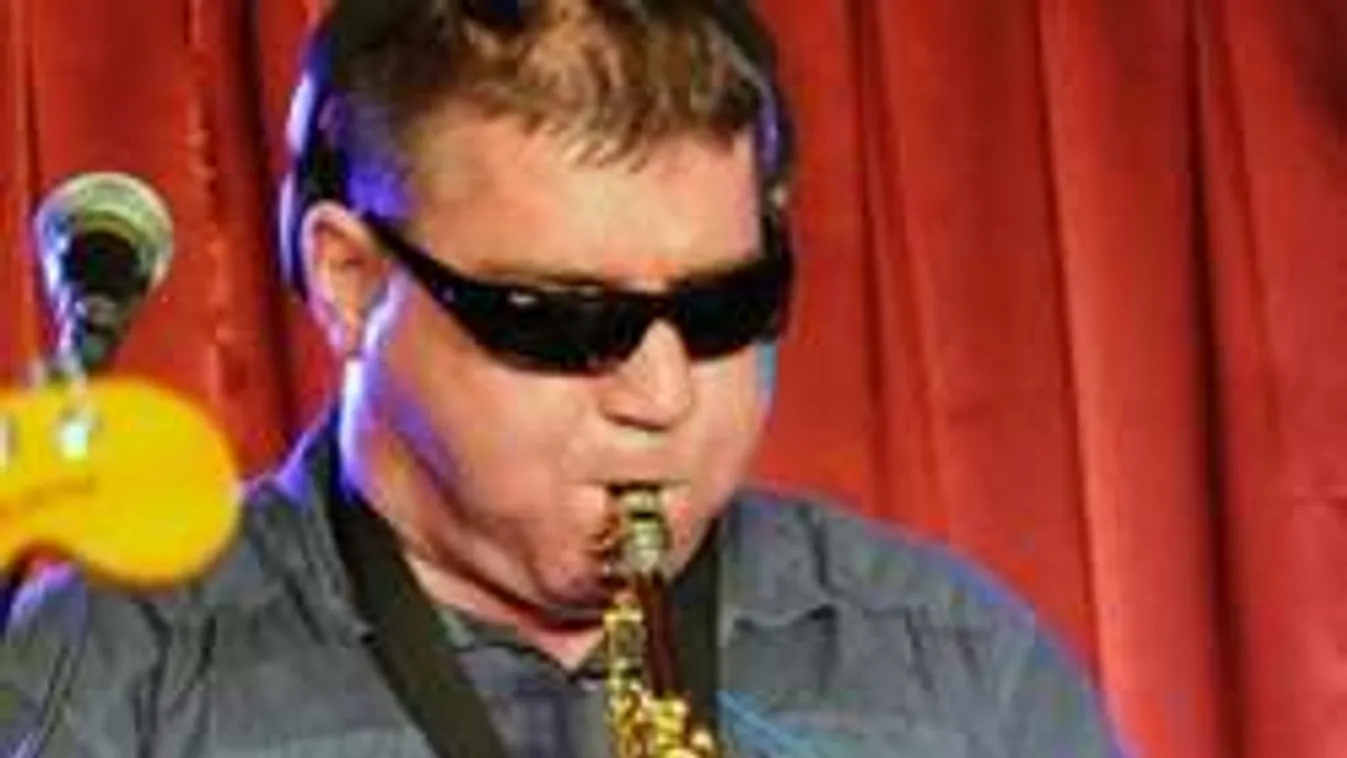 Kokárdája miatt verték meg a vak magyar zenészt!